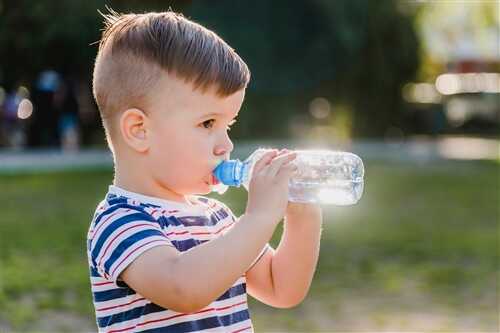 Có nên cho bé uống nước đóng chai không?